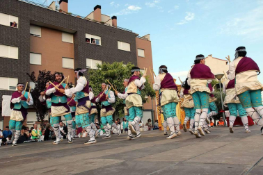 Imágenes del Paloteado del barrio de Lourdes, gigantes, hinchables y concierto.