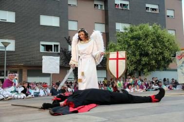 Imágenes del Paloteado del barrio de Lourdes, gigantes, hinchables y concierto.