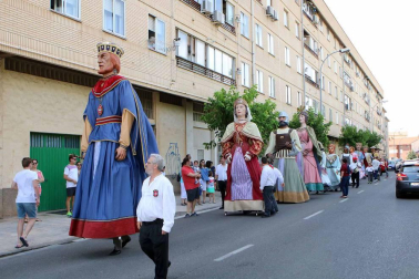 Imágenes del Paloteado del barrio de Lourdes, gigantes, hinchables y concierto.
