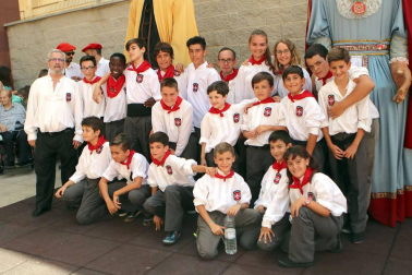 Imágenes del Paloteado del barrio de Lourdes, gigantes, hinchables y concierto.