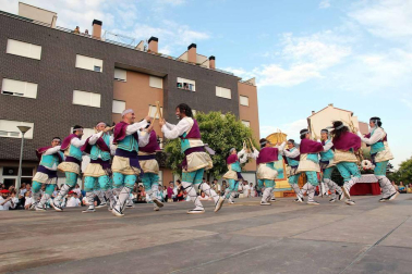 Imágenes del Paloteado del barrio de Lourdes, gigantes, hinchables y concierto.