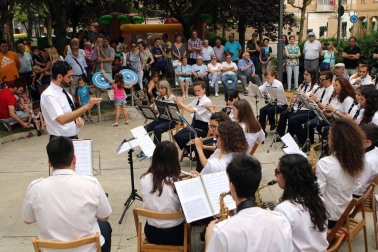 Imágenes del Paloteado del barrio de Lourdes, gigantes, hinchables y concierto.