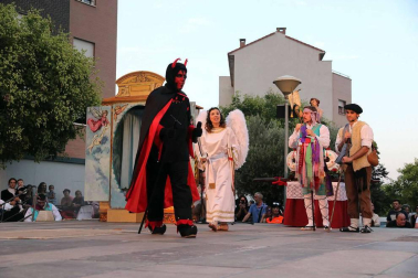 Imágenes del Paloteado del barrio de Lourdes, gigantes, hinchables y concierto.