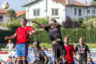 El primer partido de la pretemporada rojilla finalizó con una derrota por 2-0 ante los franceses en Hendaya