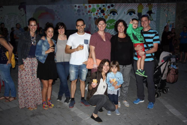 Los vecinos de Aoiz encendieron las hogueras la noche del 23 de junio, siguiendo la tradición de San Juan. La plaza del Mercado acogió el encuentro, organizado por Angiluerreka Elkartea. Durante el encuentro, se celebró también un akelarre, en el que personajes fantásticos bailaron al son de las llamas.