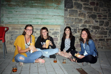 Los vecinos de Aoiz encendieron las hogueras la noche del 23 de junio, siguiendo la tradición de San Juan. La plaza del Mercado acogió el encuentro, organizado por Angiluerreka Elkartea. Durante el encuentro, se celebró también un akelarre, en el que personajes fantásticos bailaron al son de las llamas.