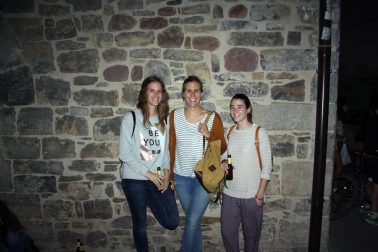 Los vecinos de Aoiz encendieron las hogueras la noche del 23 de junio, siguiendo la tradición de San Juan. La plaza del Mercado acogió el encuentro, organizado por Angiluerreka Elkartea. Durante el encuentro, se celebró también un akelarre, en el que personajes fantásticos bailaron al son de las llamas.