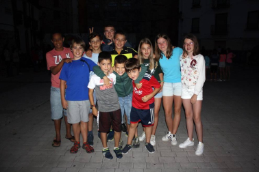 Los vecinos de Aoiz encendieron las hogueras la noche del 23 de junio, siguiendo la tradición de San Juan. La plaza del Mercado acogió el encuentro, organizado por Angiluerreka Elkartea. Durante el encuentro, se celebró también un akelarre, en el que personajes fantásticos bailaron al son de las llamas.