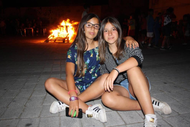 Los vecinos de Aoiz encendieron las hogueras la noche del 23 de junio, siguiendo la tradición de San Juan. La plaza del Mercado acogió el encuentro, organizado por Angiluerreka Elkartea. Durante el encuentro, se celebró también un akelarre, en el que personajes fantásticos bailaron al son de las llamas.