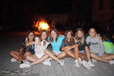 Los vecinos de Aoiz encendieron las hogueras la noche del 23 de junio, siguiendo la tradición de San Juan. La plaza del Mercado acogió el encuentro, organizado por Angiluerreka Elkartea. Durante el encuentro, se celebró también un akelarre, en el que personajes fantásticos bailaron al son de las llamas.