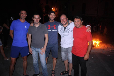 Los vecinos de Aoiz encendieron las hogueras la noche del 23 de junio, siguiendo la tradición de San Juan. La plaza del Mercado acogió el encuentro, organizado por Angiluerreka Elkartea. Durante el encuentro, se celebró también un akelarre, en el que personajes fantásticos bailaron al son de las llamas.