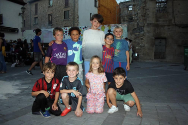 Los vecinos de Aoiz encendieron las hogueras la noche del 23 de junio, siguiendo la tradición de San Juan. La plaza del Mercado acogió el encuentro, organizado por Angiluerreka Elkartea. Durante el encuentro, se celebró también un akelarre, en el que personajes fantásticos bailaron al son de las llamas.
