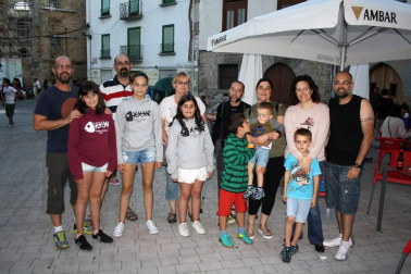 Los vecinos de Aoiz encendieron las hogueras la noche del 23 de junio, siguiendo la tradición de San Juan. La plaza del Mercado acogió el encuentro, organizado por Angiluerreka Elkartea. Durante el encuentro, se celebró también un akelarre, en el que personajes fantásticos bailaron al son de las llamas.