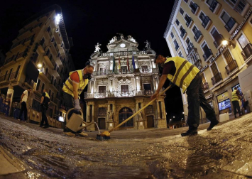 Operarios de una empresa han vertido la madrugada de este martes un tratamiento antideslizante en los puntos mas conflictivos del encierro para evitar que los toros resbalen y así no poner en peligro la integridad física de los corredores.