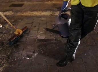 Operarios de una empresa han vertido la madrugada de este martes un tratamiento antideslizante en los puntos mas conflictivos del encierro para evitar que los toros resbalen y así no poner en peligro la integridad física de los corredores.
