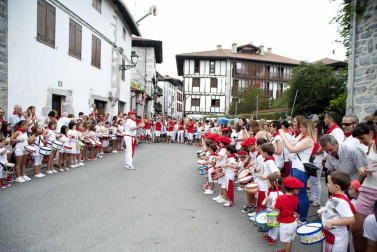 Imágenes del cohete y la kalejira.