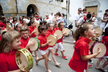 Imágenes del cohete y la kalejira.
