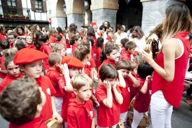Imágenes del cohete y la kalejira.