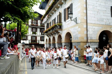 Imágenes del cohete y la kalejira.