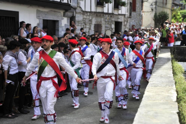 Lesaka y su bandera bailan.