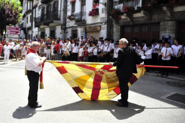 Lesaka y su bandera bailan.