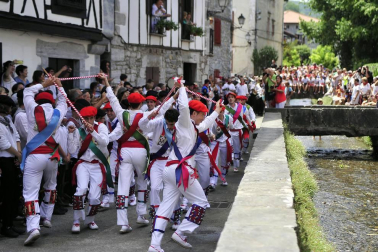 Lesaka y su bandera bailan.