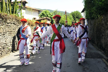 Lesaka y su bandera bailan.