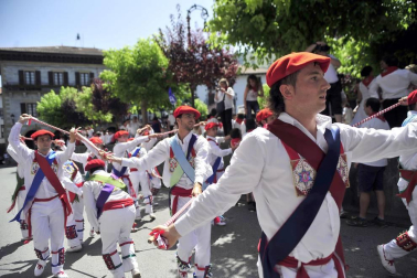 Lesaka y su bandera bailan.