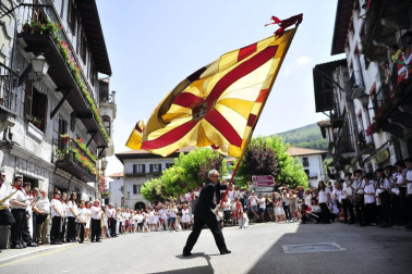 Lesaka y su bandera bailan.