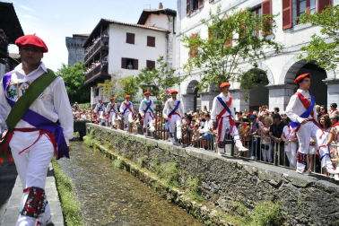 Lesaka y su bandera bailan.