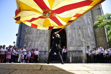 Lesaka y su bandera bailan.