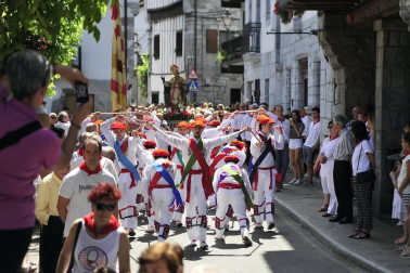 Lesaka y su bandera bailan.