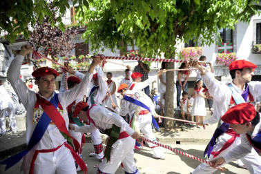 Lesaka y su bandera bailan.