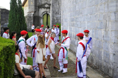 Lesaka y su bandera bailan.