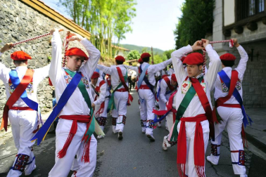 Lesaka y su bandera bailan.