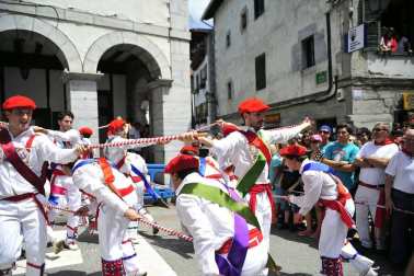 Lesaka y su bandera bailan.