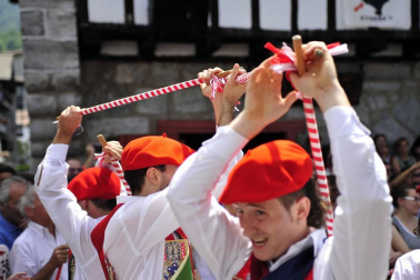 Lesaka y su bandera bailan.