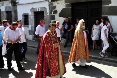 Lesaka y su bandera bailan.