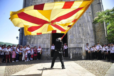 Lesaka y su bandera bailan.
