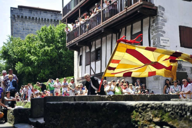 Lesaka y su bandera bailan.