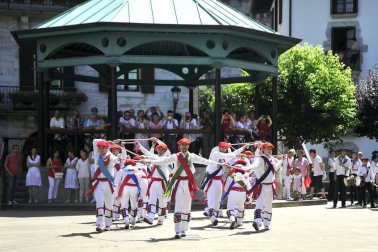 Lesaka y su bandera bailan.