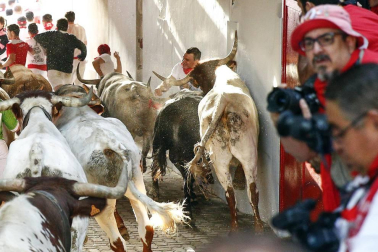 Imágenes exclusivas del primer encierro de 2017 de los fotógrafos de Diario de Navarra.