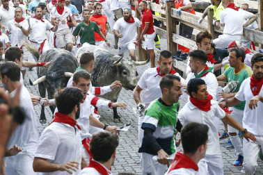 Imágenes exclusivas del primer encierro de 2017 de los fotógrafos de Diario de Navarra.