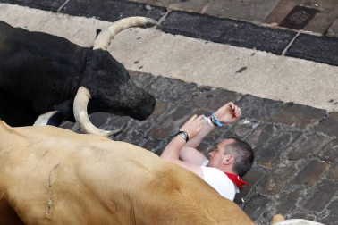 Imágenes exclusivas del primer encierro de 2017 de los fotógrafos de Diario de Navarra.