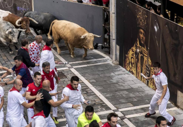 Imágenes exclusivas del primer encierro de 2017 de los fotógrafos de Diario de Navarra.