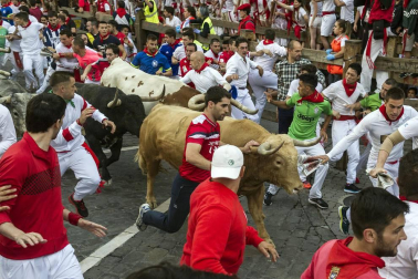 Imágenes exclusivas del primer encierro de 2017 de los fotógrafos de Diario de Navarra.