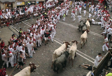 Un norteamericano de 22 años ha resultado herido grave en el segundo encierro de San Fermín 2017 al ser empitonado en un brazo por uno de los toros de José Escolar.