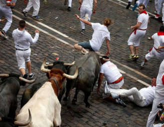 Un norteamericano de 22 años ha resultado herido grave en el segundo encierro de San Fermín 2017 al ser empitonado en un brazo por uno de los toros de José Escolar.