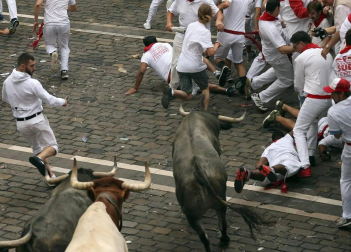Un norteamericano de 22 años ha resultado herido grave en el segundo encierro de San Fermín 2017 al ser empitonado en un brazo por uno de los toros de José Escolar.