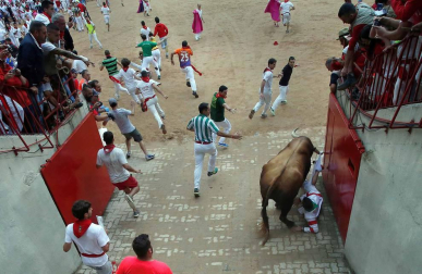 Imágenes del tercer encierro Sanfermines 2017.